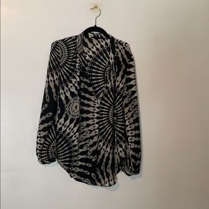 Geometric patterened chic blouse.
